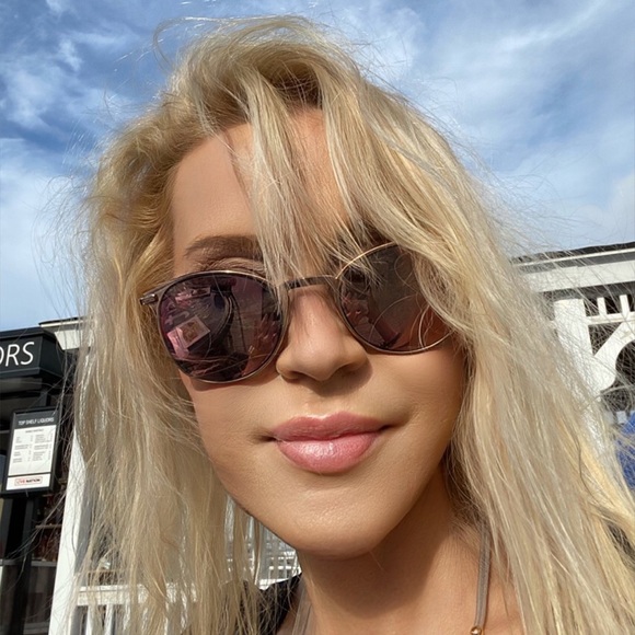 Meet your Posher, Laura - Picture 2 of 2